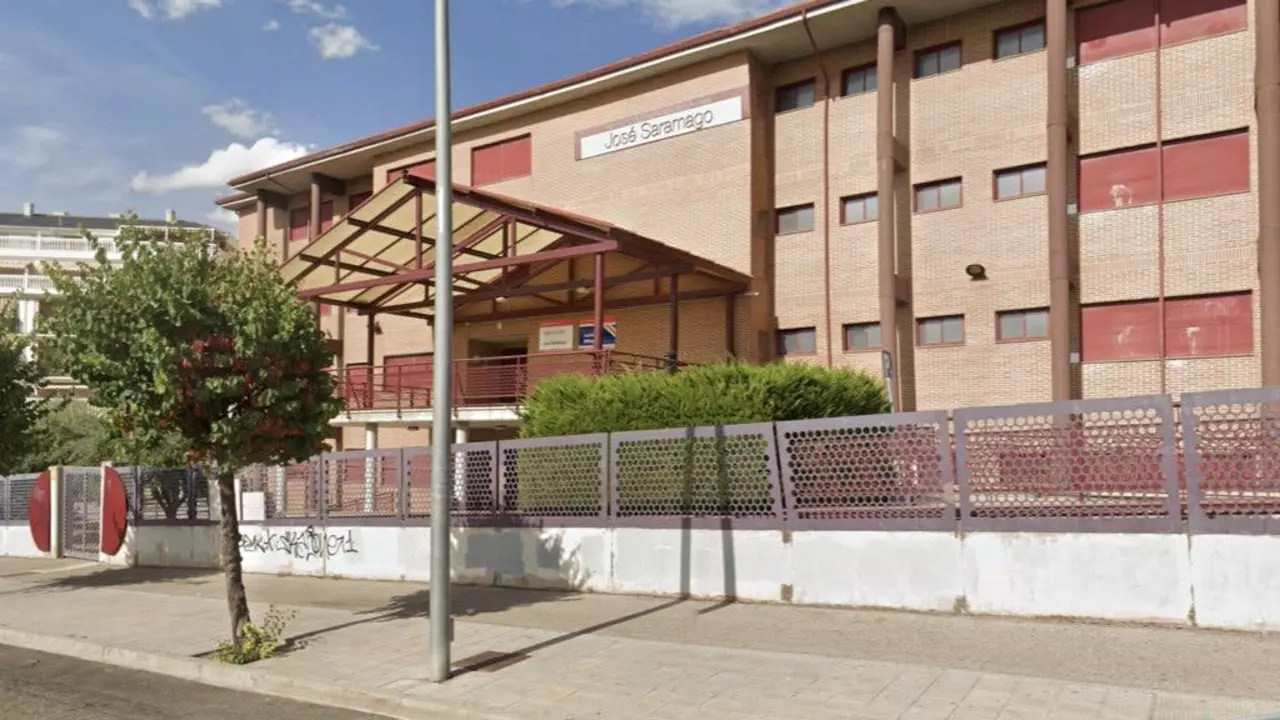 Imagen de la fachada del IES Jos&eacute; Saramago, donde ocurri&oacute; un luto reciente.