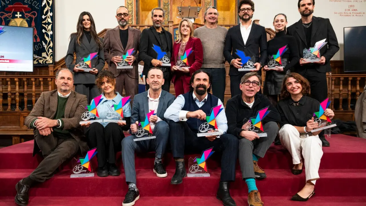 Los galardonados de los Premios Cygnus 2026 posan con sus trofeos en Alcal&aacute; de Henares.