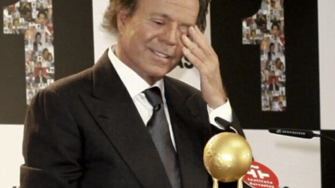 El cantante Julio Iglesias niega las acusaciones de acoso y agresi&oacute;n sexual.