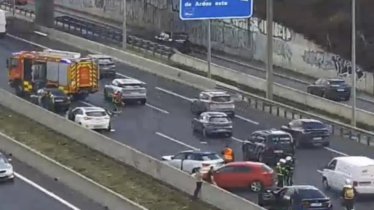 Un accidente m&uacute;ltiple ha causado importantes retenciones en la A-2.