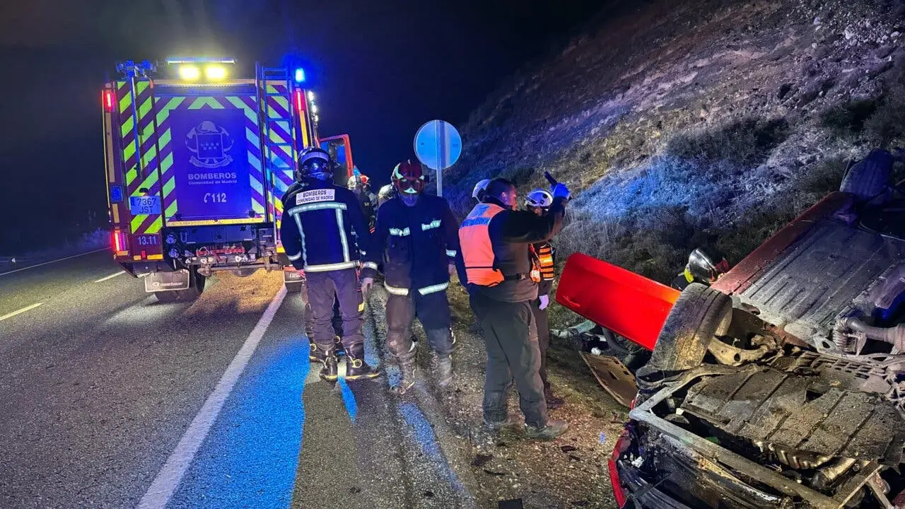 Un conductor de 40 a&ntilde;os falleci&oacute; en un accidente de tr&aacute;fico en la M-608. Bomberos y servicios de emergencia en la escena.