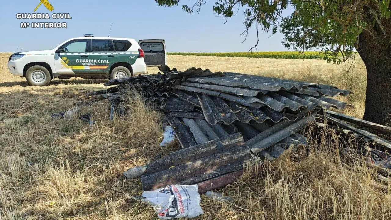 La Guardia Civil investiga el vertido ilegal de amianto en Guadalajara.
