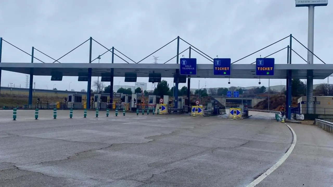 El peaje de la R-2 en Guadalajara muestra su nueva se&ntilde;alizaci&oacute;n tras la liberalizaci&oacute;n.