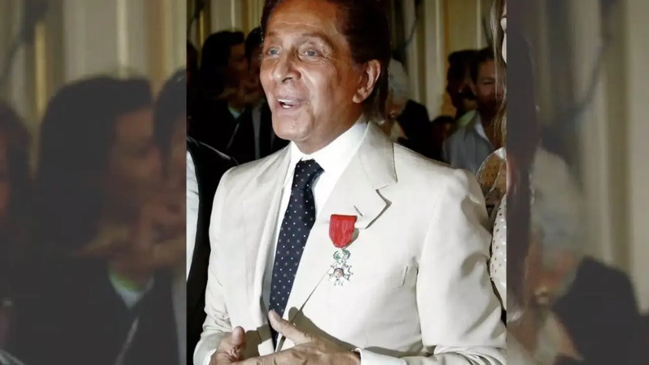 Valentino, el famoso dise&ntilde;ador italiano, ha fallecido a los 93 a&ntilde;os. Su legado perdura en la moda.