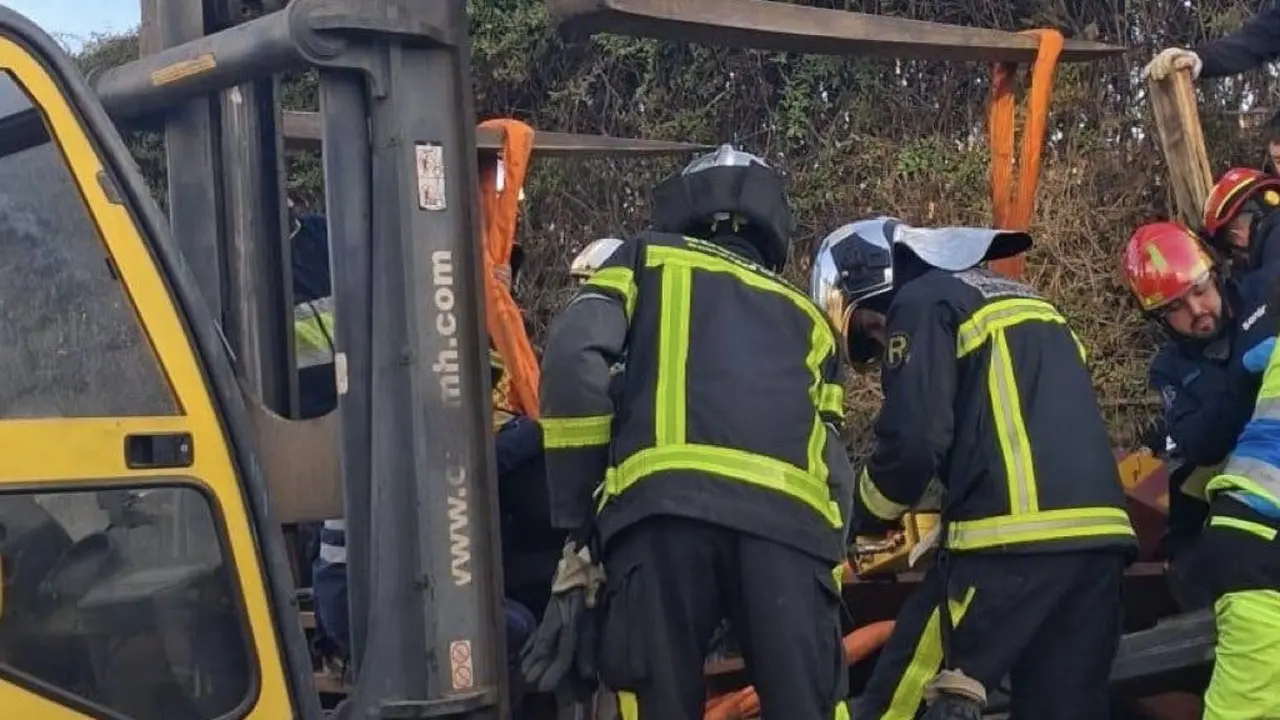 Un trabajador de 40 a&ntilde;os result&oacute; herido grave en Algete tras quedar atrapado por planchas de hierro.