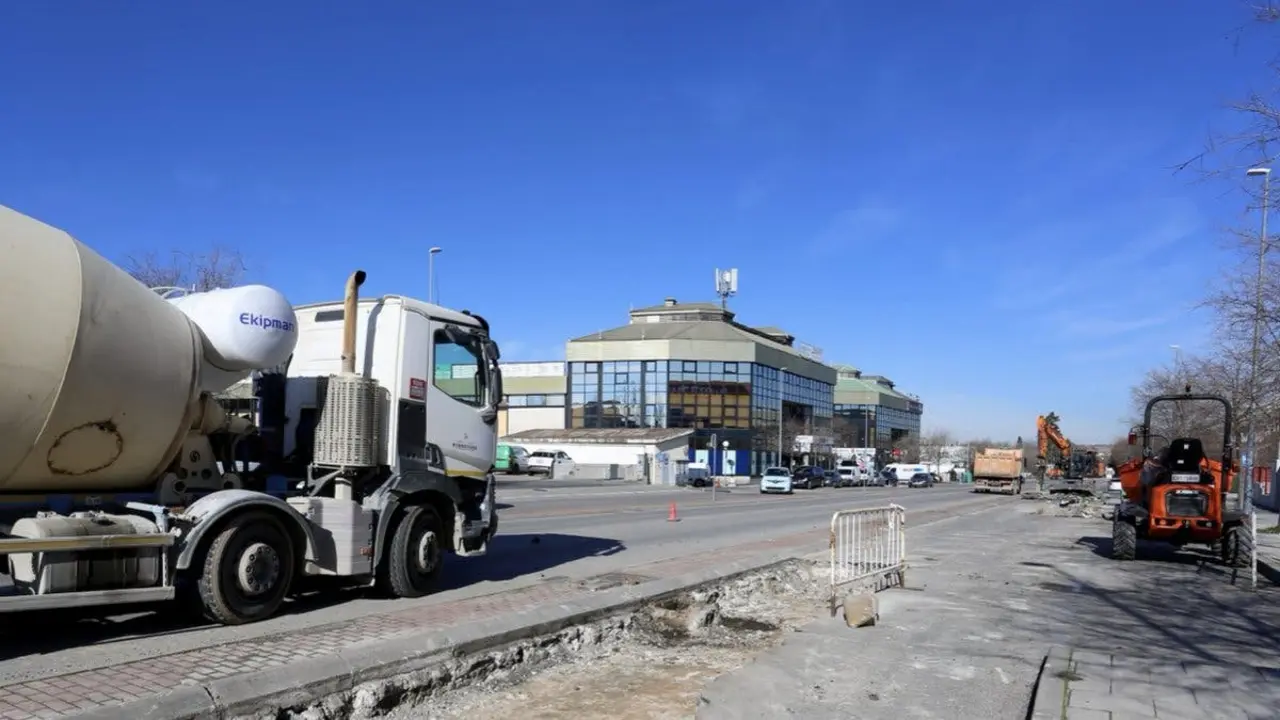 El Ayuntamiento de Coslada realiza obras de mejora en la v&iacute;a p&uacute;blica.