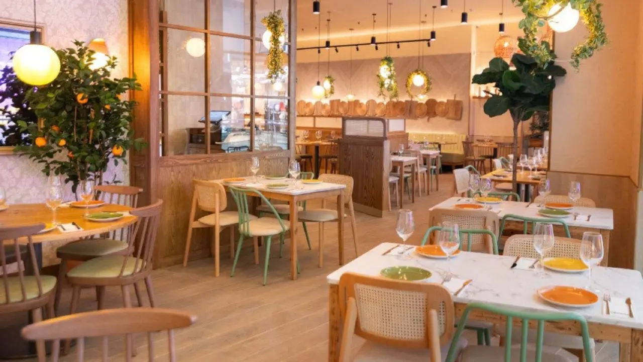 Ginos abre su segundo restaurante en Alcal&aacute; de Henares con un dise&ntilde;o acogedor.