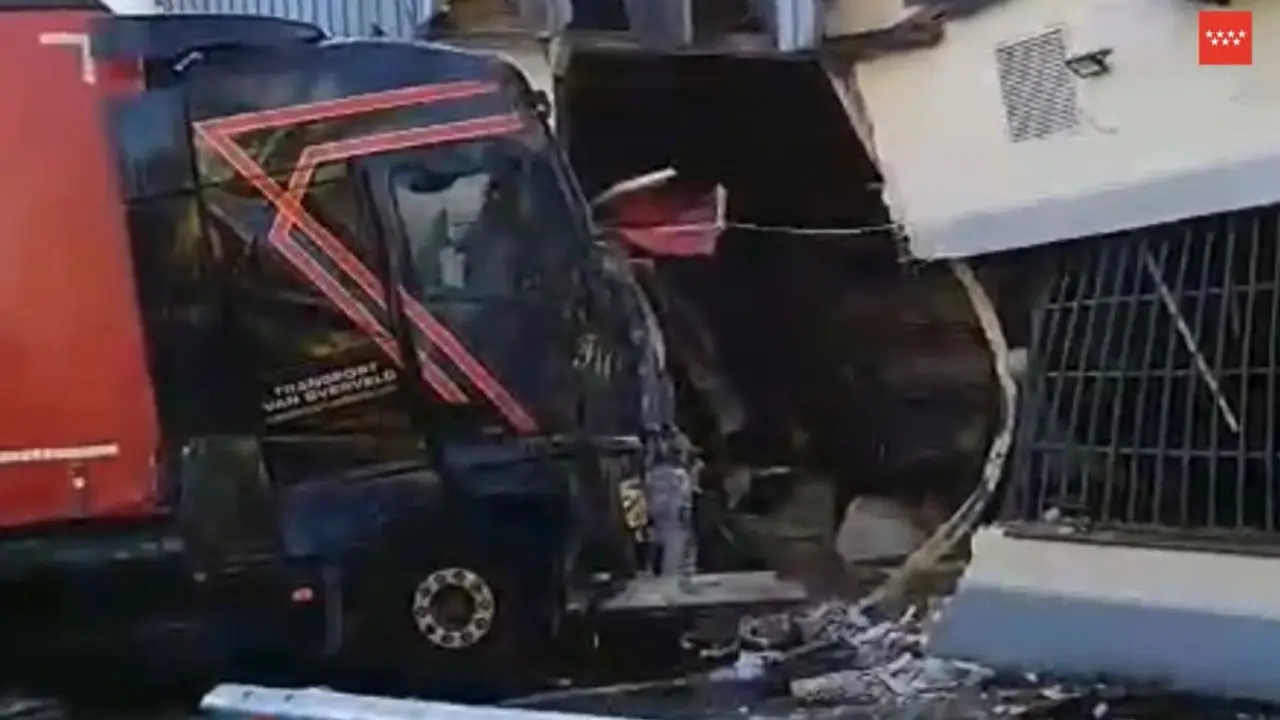 Un cami&oacute;n ha quedado empotrado en un restaurante tras un accidente en Ajalvir.