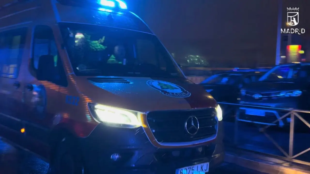 Una ambulancia llega al lugar de un incidente grave en Villaverde.