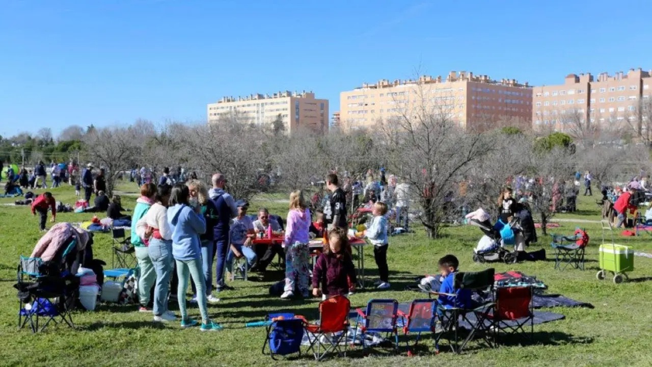 El evento re&uacute;ne a familias en un ambiente festivo y natural.