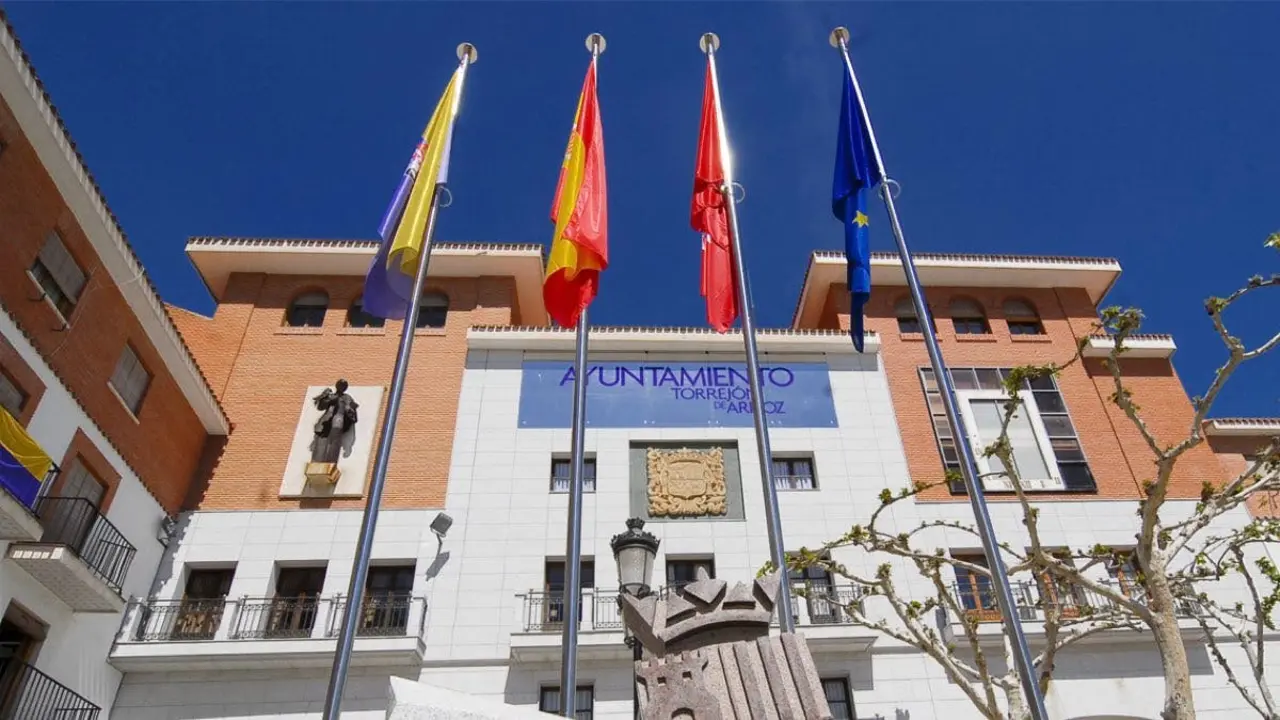 Vista de la fachada del Ayuntamiento de Torrej&oacute;n de Ardoz con banderas nacionales y europeas.