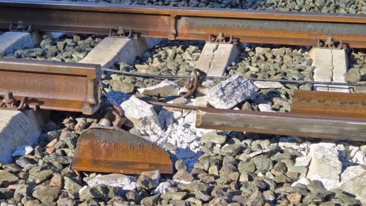 La imagen muestra la soldadura rota en la v&iacute;a del tren en Adamuz, C&oacute;rdoba.
