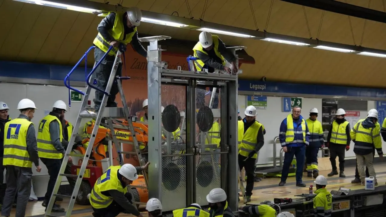 La primera puerta de and&eacute;n de la L&iacute;nea 6 se instala en Legazpi. Un avance significativo para la seguridad en el transporte.
