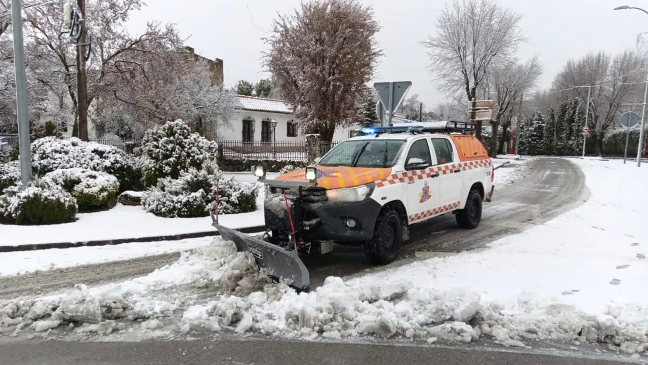 Un veh&iacute;culo quitanieves trabaja en Villalbilla tras la nevada.