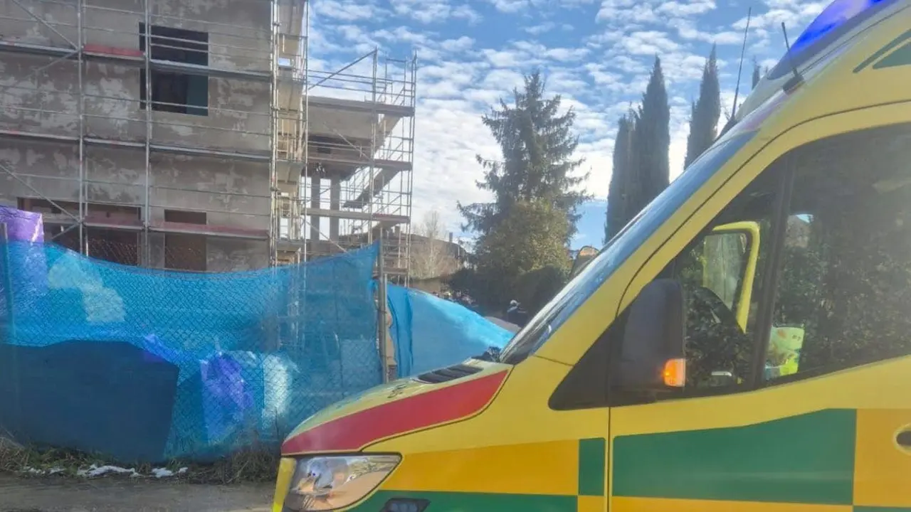 Un trabajador falleci&oacute; tras caer de ocho metros en una obra en Madrid.