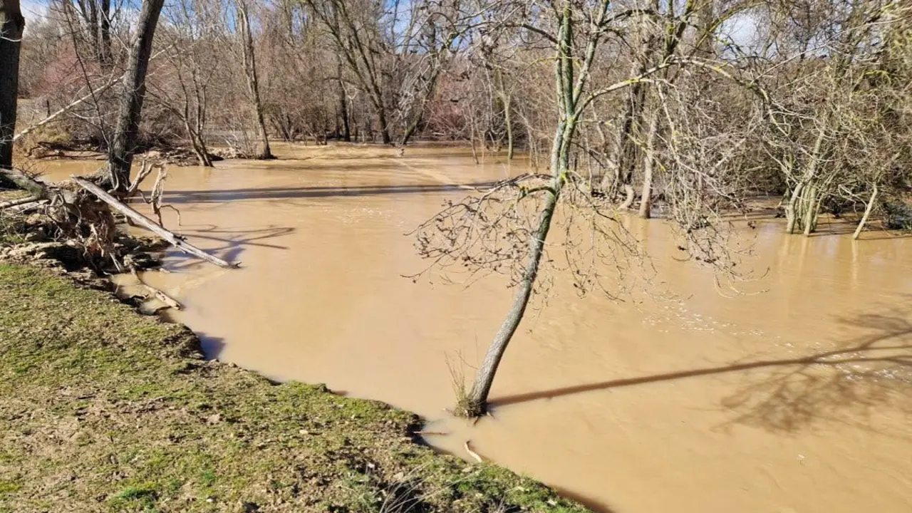 El r&iacute;o Torote presenta una fuerte crecida tras las recientes lluvias.