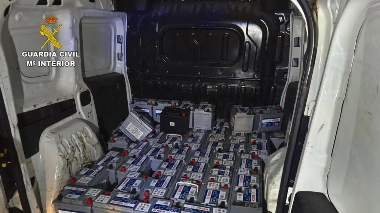 Tres j&oacute;venes fueron detenidos tras una persecuci&oacute;n en la A-2. Transportaban bater&iacute;as robadas.