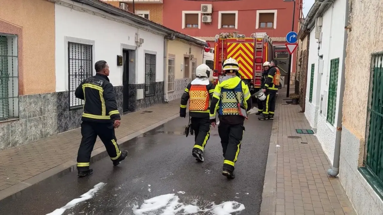 Bomberos en acci&oacute;n tras un incendio en una vivienda en San Mart&iacute;n de la Vega.