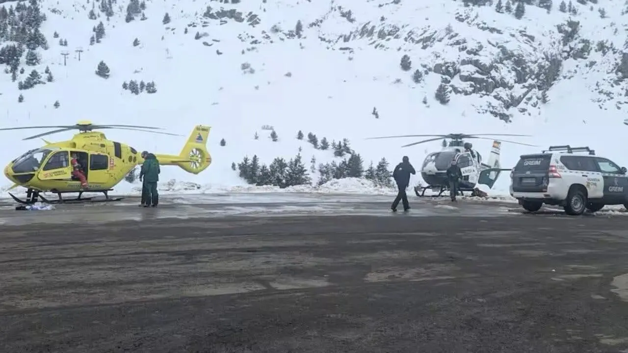 Helic&oacute;pteros de rescate en la zona del accidente en el Pirineo aragon&eacute;s.
