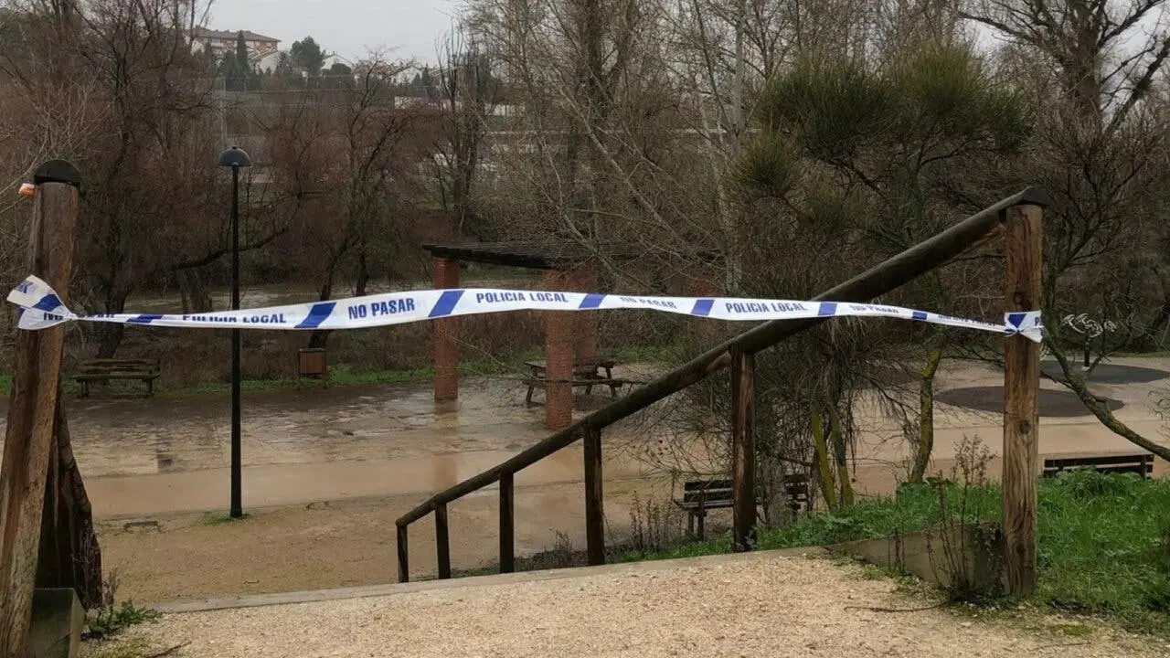 El acceso al Paseo Fluvial en Guadalajara ha sido restringido debido al aumento del caudal del r&iacute;o Henares.