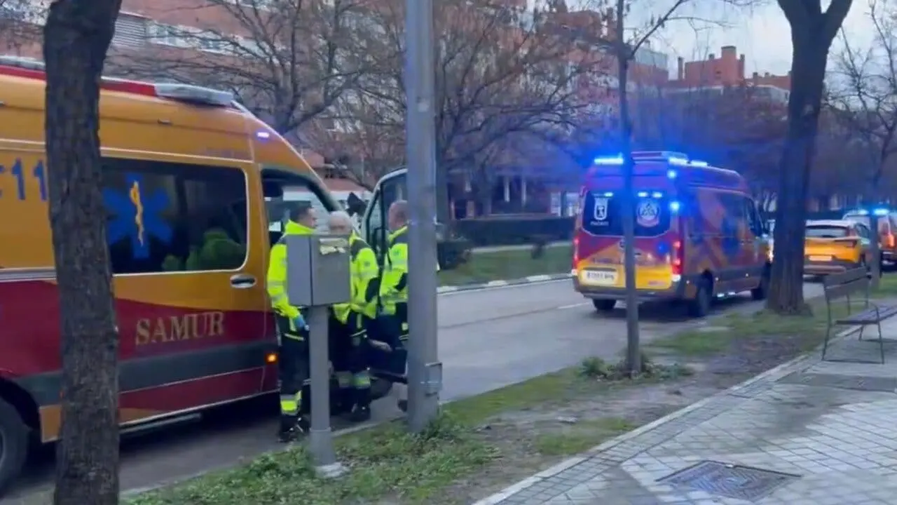 Un motorista ha sufrido una ca&iacute;da grave en Moratalaz, siendo atendido por servicios de emergencia.
