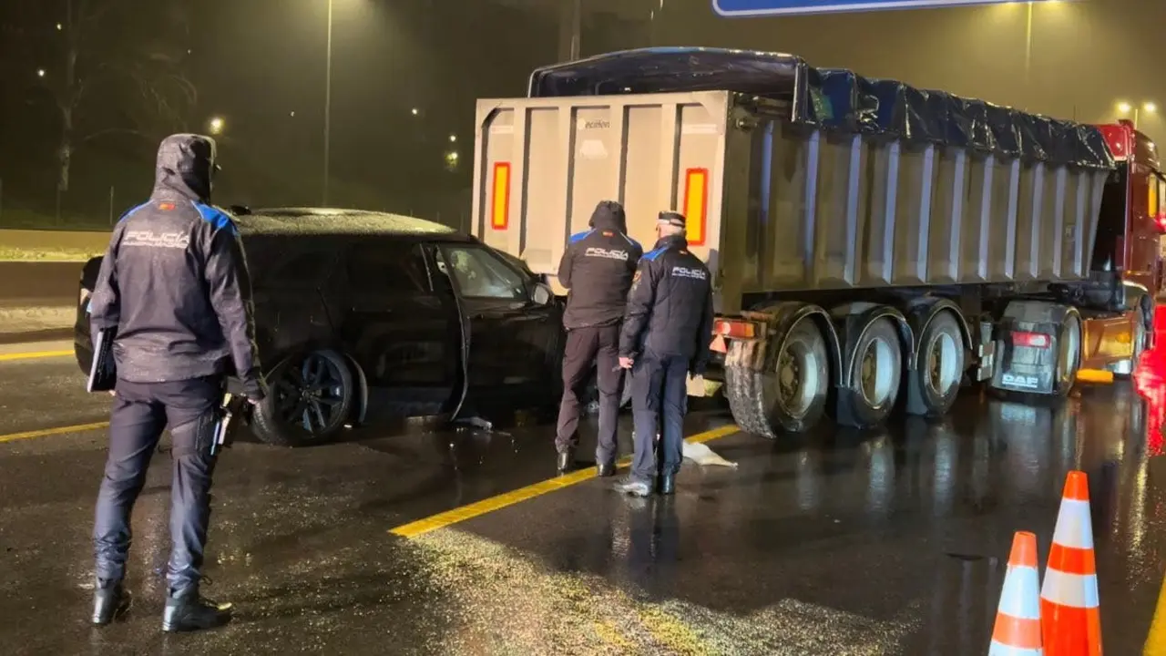 Un coche choc&oacute; contra un cami&oacute;n en la M-30, dejando tres heridos.