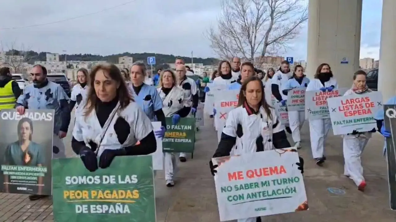 Enfermeras y fisioterapeutas protestan por la precariedad en el Hospital del Henares.