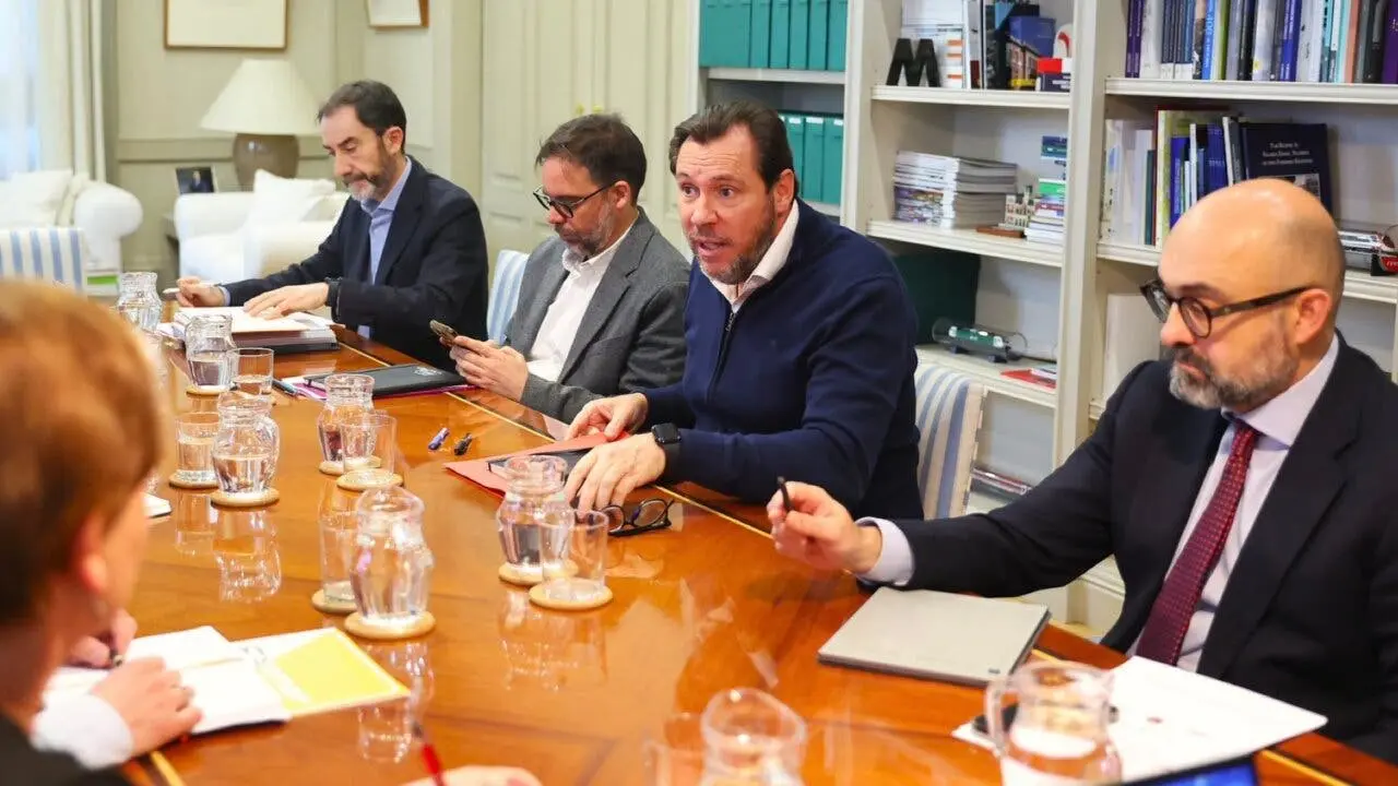 Los sindicatos ferroviarios discuten la huelga en una reuni&oacute;n sin acuerdo.