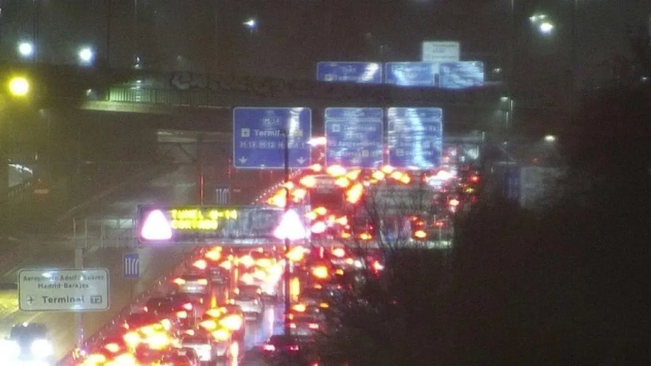 La rotura de una tuber&iacute;a ha causado grandes problemas de tr&aacute;fico en Barajas.