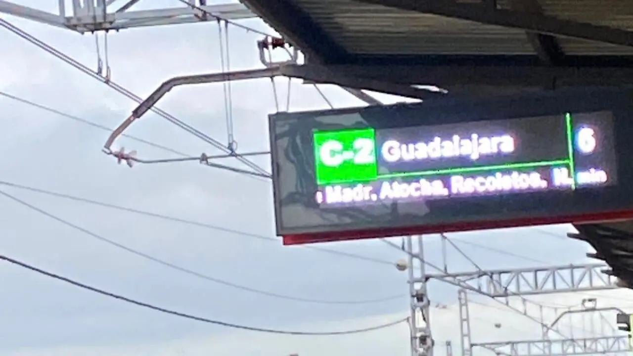 La pantalla de la estaci&oacute;n muestra un aviso sobre una incidencia en el servicio.