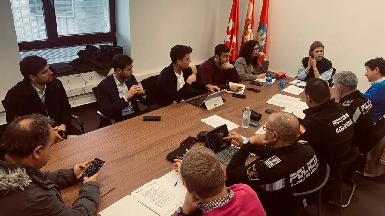 Las autoridades discuten el estado del r&iacute;o Henares en Alcal&aacute;.