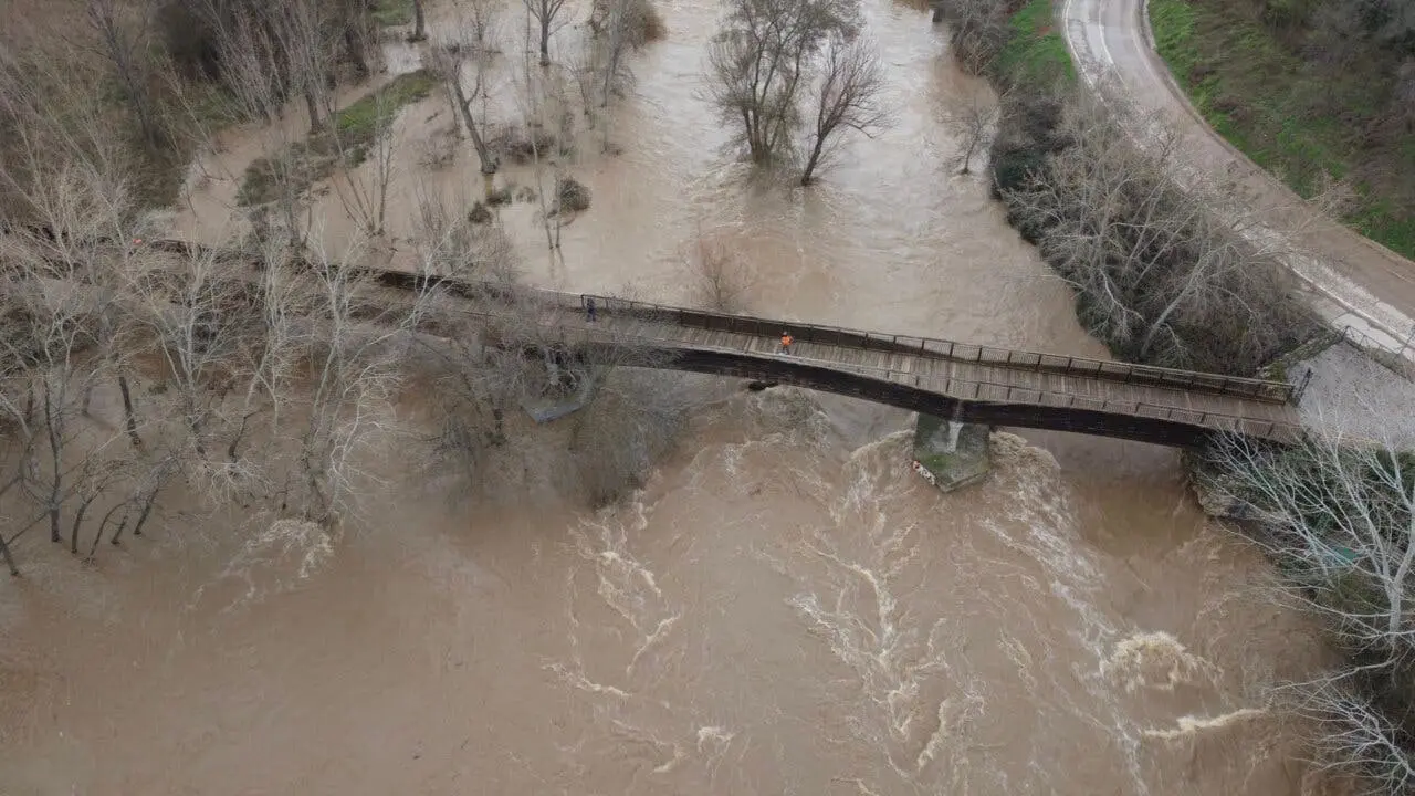 El r&iacute;o en Alcal&aacute; de Henares ha crecido significativamente, afectando los accesos.