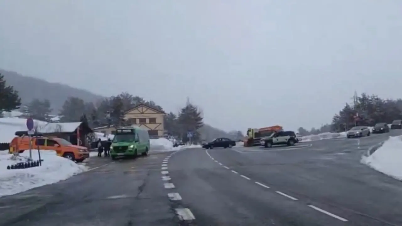 La AEMET ha emitido un aviso por nevadas en la Sierra de Madrid. Se esperan acumulaciones significativas de nieve.