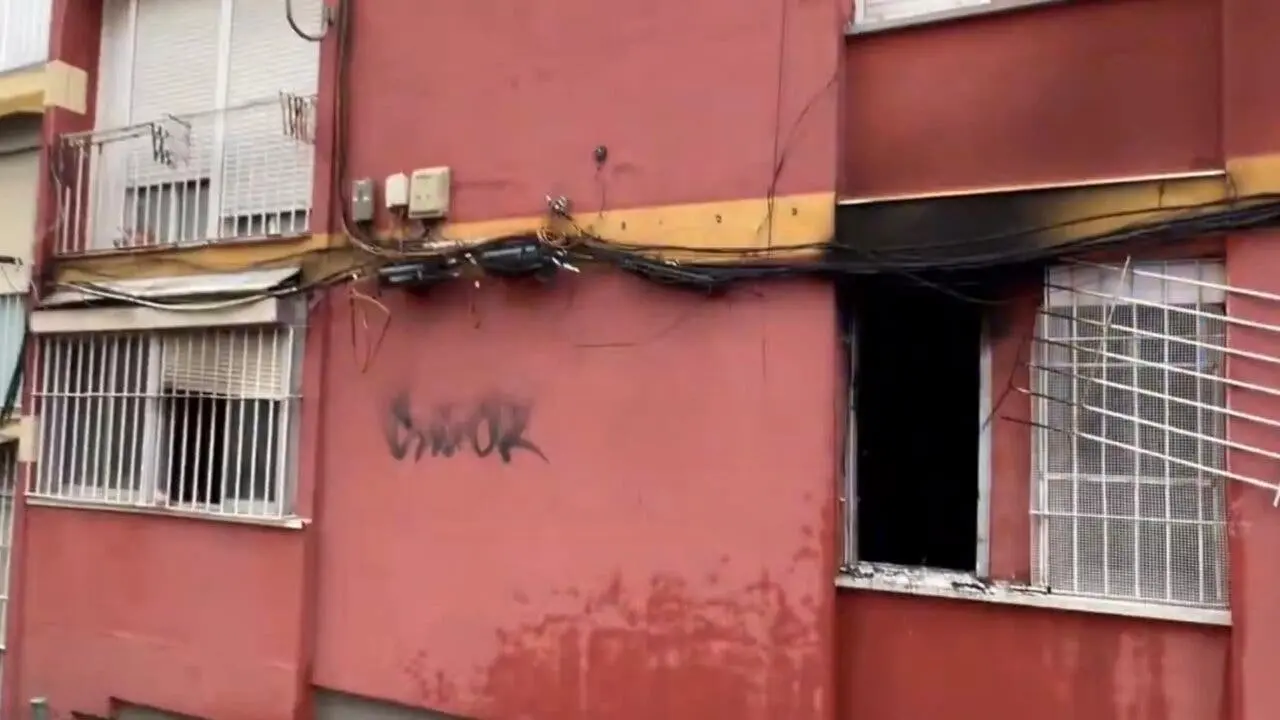 Un incendio grave ha afectado a un edificio en Latina, causando heridos.