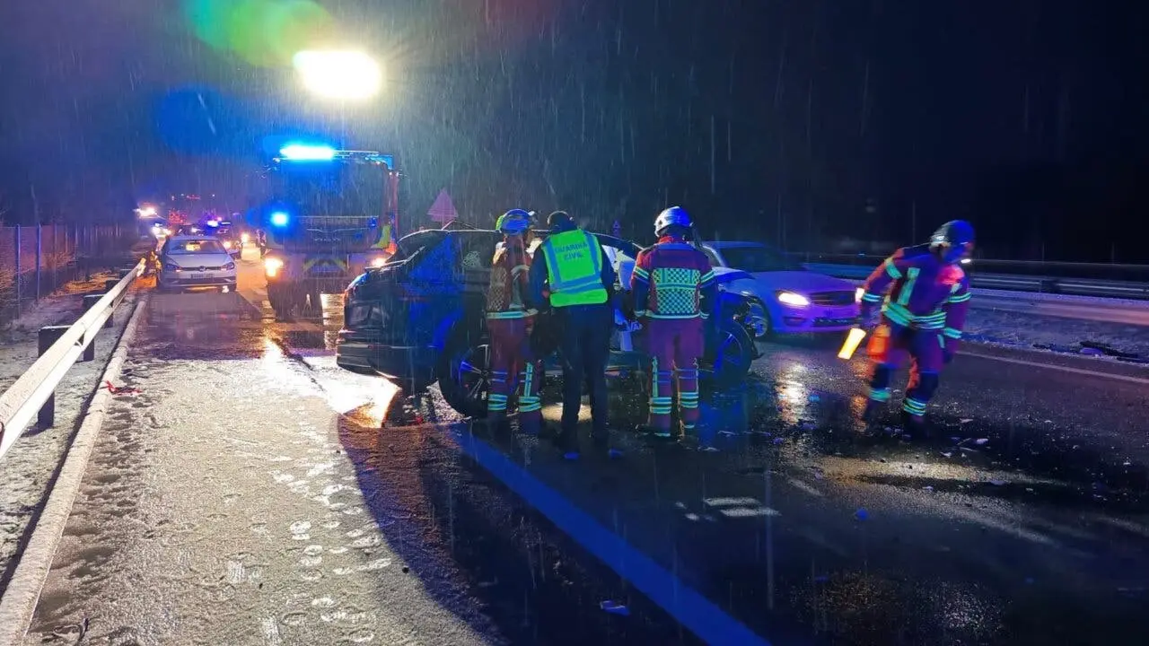 Un grave accidente en la A-1 involucra a una conductora y un quitanieves.