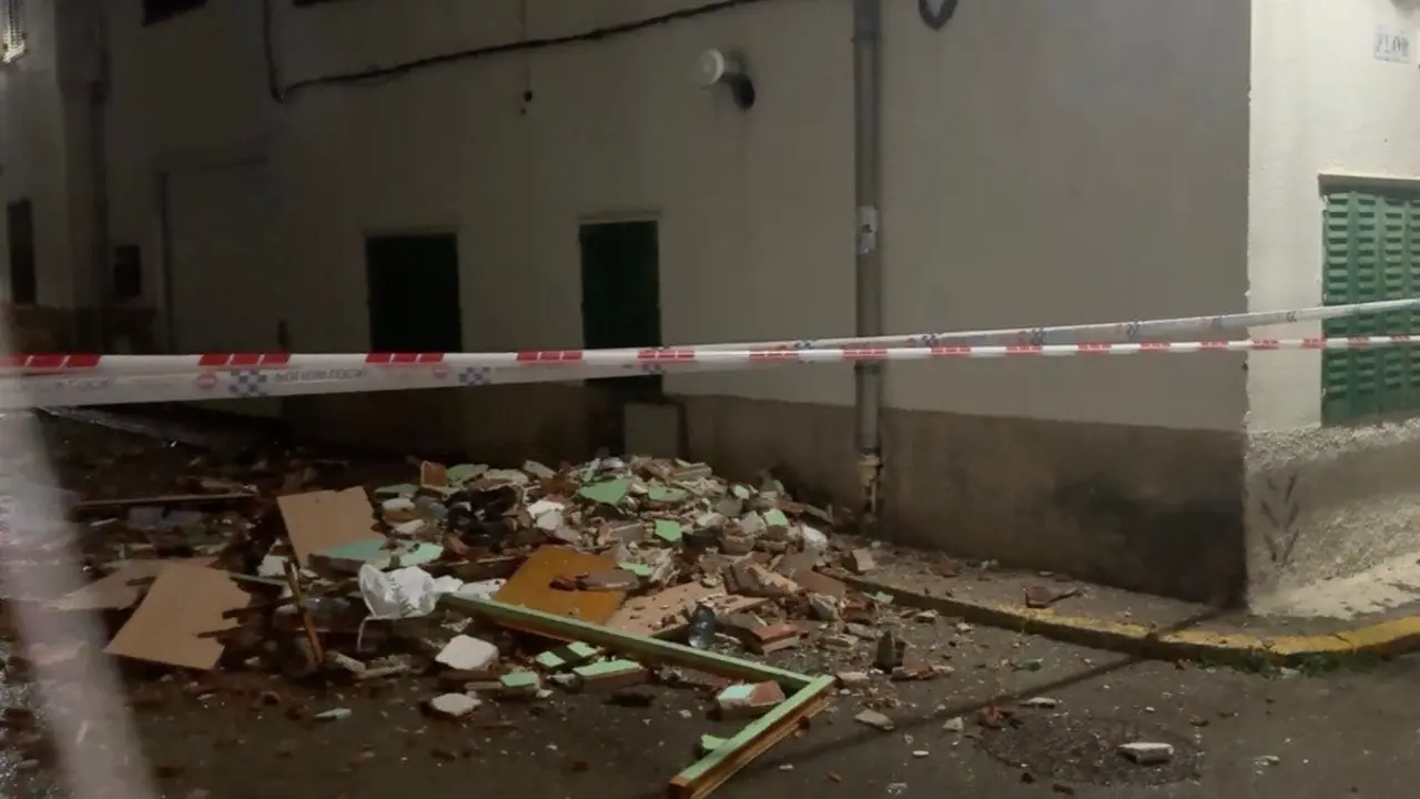 La explosi&oacute;n de una estufa de butano colaps&oacute; el tejado de una casa en Guadalix de la Sierra.