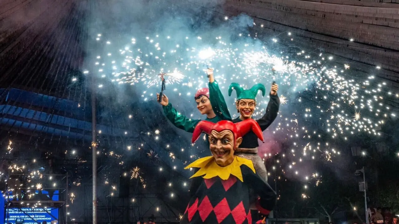 Los bufones de fuego animan el Carnaval de Torrej&oacute;n de Ardoz con su espect&aacute;culo vibrante.