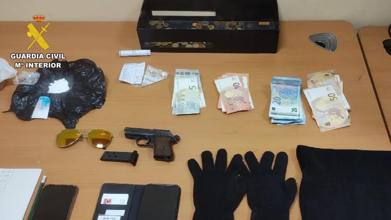 Dinero, arma, droga y objetos intervenidos por la Guardia Civil tras el atraco al supermercado de Mejorada del Campo. GUARDIA CIVIL