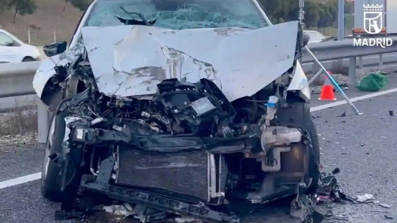 Uno de los veh&iacute;culos implicados en el siniestro. EMERGENCIAS MADRID