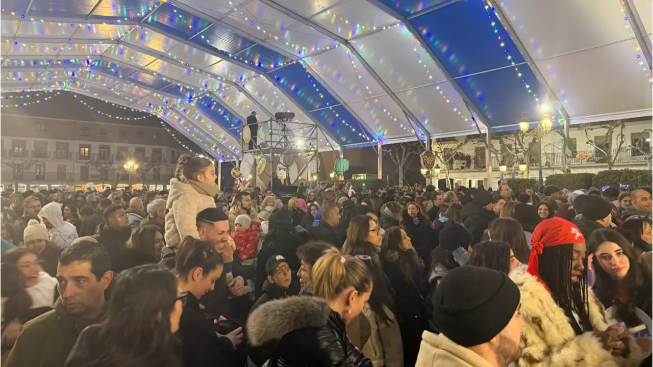 La gran carpa de la Plaza Mayor, llena durante el s&aacute;bado de Carnaval en Torrej&oacute;n de Ardoz. MIRACORREDOR