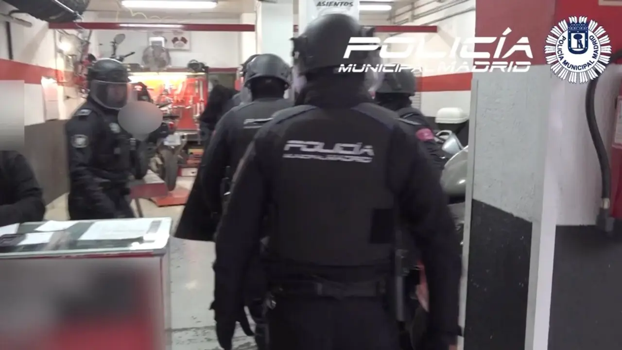 Agentes de la Polic&iacute;a Municipal durante la operaci&oacute;n en el taller de Vic&aacute;lvaro. POLIC&Iacute;A MUNICIPAL DE MADRID
