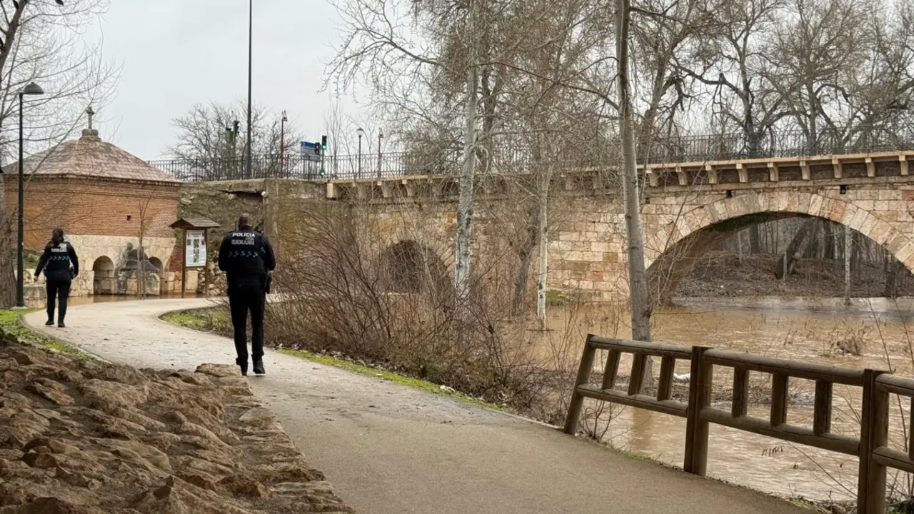 La Polic&iacute;a Local vigila el r&iacute;o Henares a su paso por Guadalajara. AYTO. DE GUADALAJARA