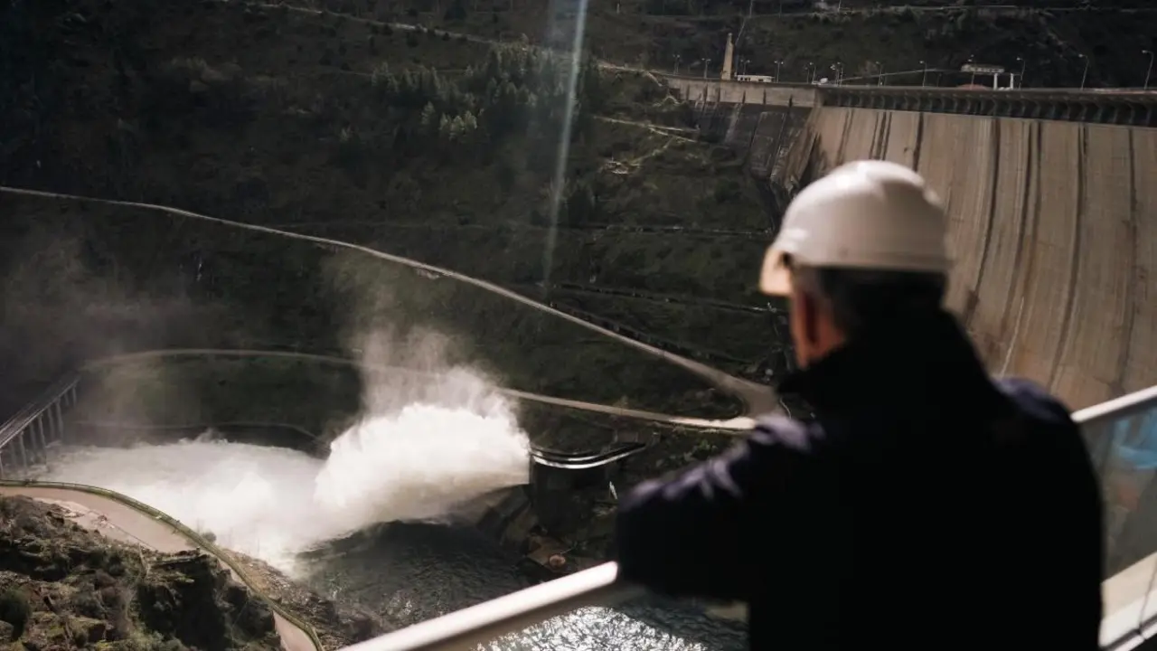 El consejero Carlos Novillo durante su visita al embalse de El Atazar, donde ha informado de la gesti&oacute;n de los embalses tras las crecidas. COMUNIDAD DE MADRID