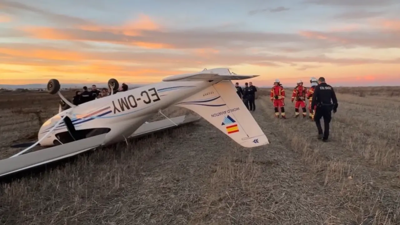La avioneta tras el aterrizaje forzoso en un descampado de Legan&eacute;s. 112 COMUNIDAD DE MADRID