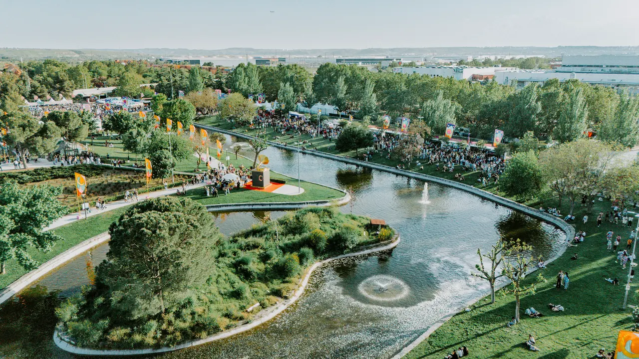 Vista a&eacute;rea del Recinto Ferial de Torrej&oacute;n de Ardoz durante la edici&oacute;n anterior de elrow Town Madrid.