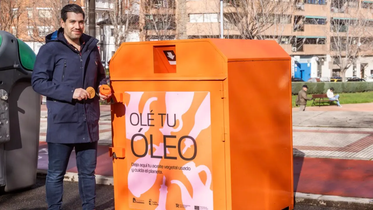 Jos&eacute; Luis Alguacil, durante la presentaci&oacute;n de los nuevos contenedores de reciclaje de aceite dom&eacute;stico y ropa usada instalados en Guadalajara. AYTO. DE GUADALAJARA