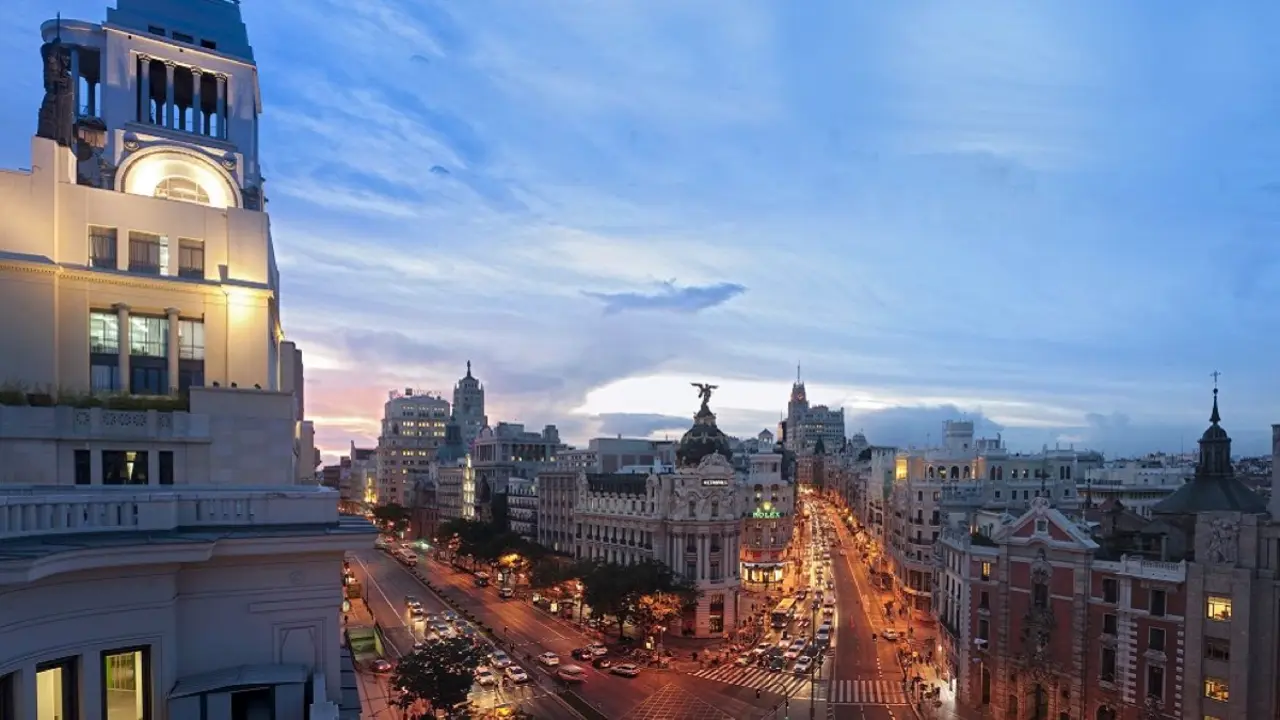 Vista a&eacute;rea de la Gran V&iacute;a y el entorno de Cibeles al atardecer. AYTO. DE MADRID