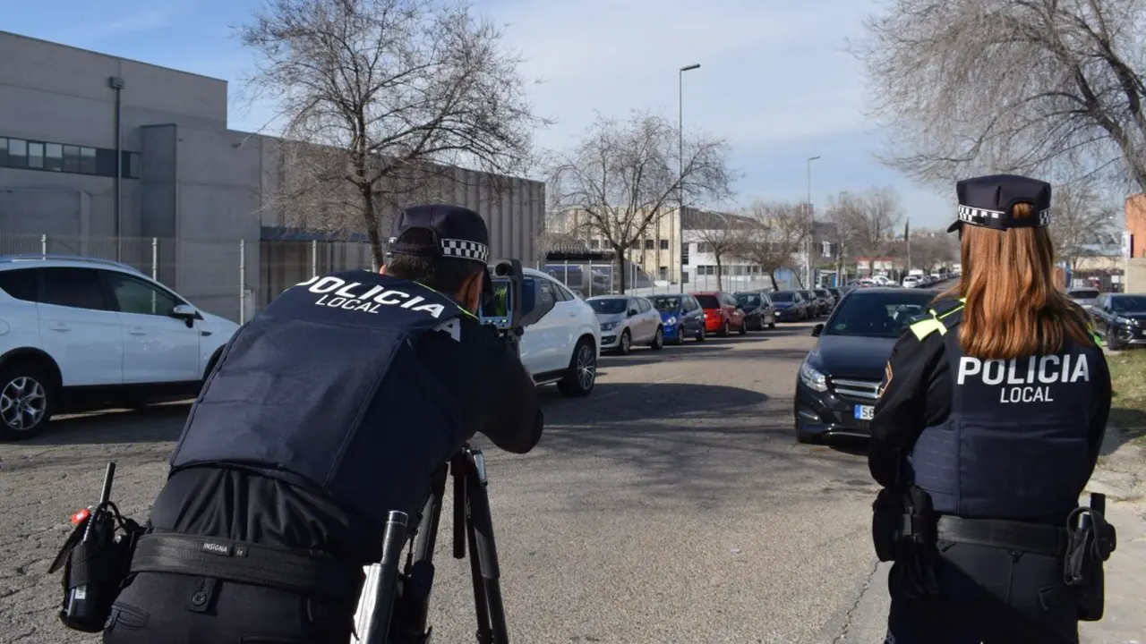 Agentes de la Polic&iacute;a Local realizan un control de velocidad con radar m&oacute;vil en una imagen de archivo. AYUNTAMIENTO DE MEJORADA DEL CAMPO