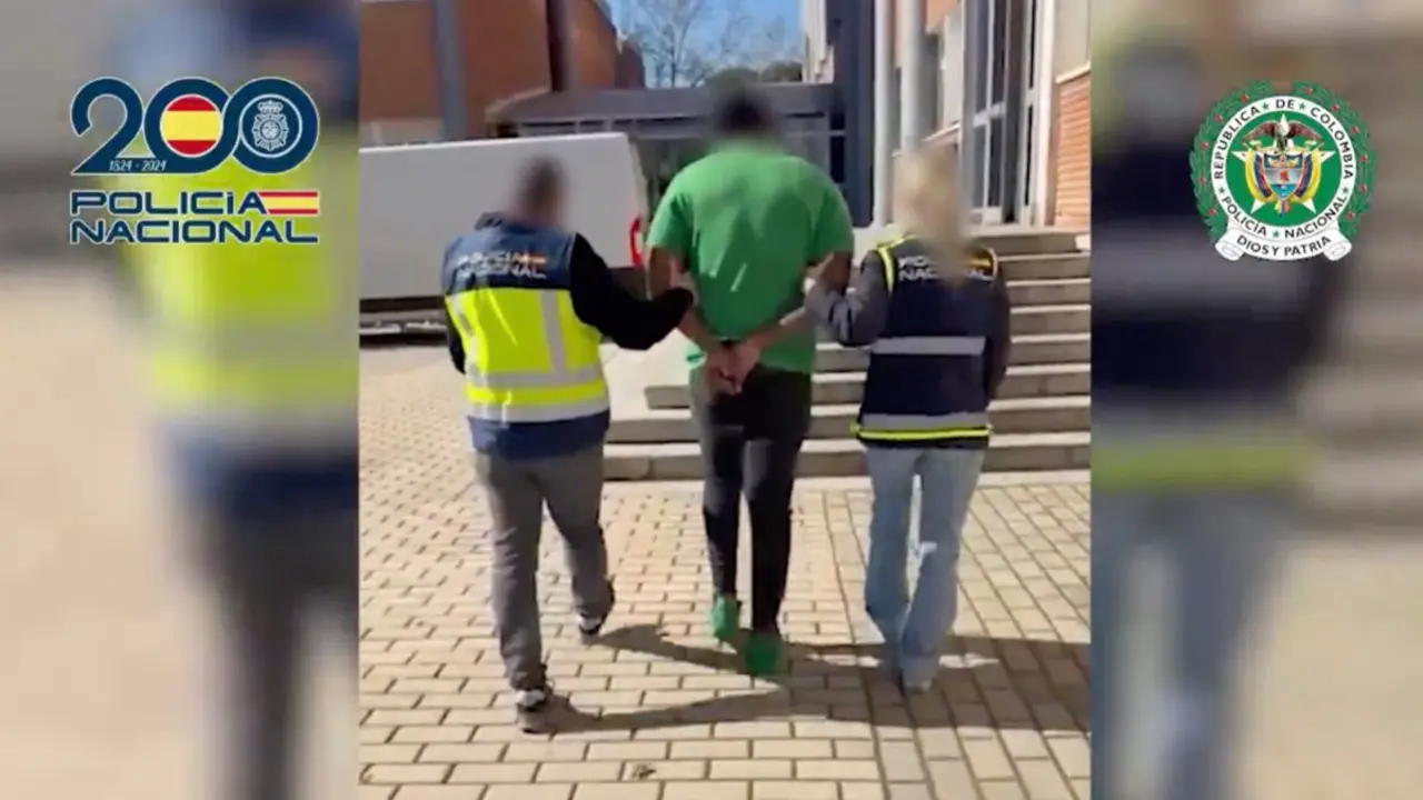 Agentes de la Polic&iacute;a Nacional trasladan al detenido tras su arresto en Getafe. POLIC&Iacute;A NACIONAL