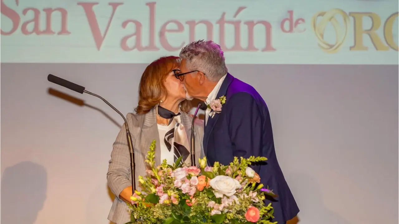 Una de las parejas participantes en el acto &lsquo;San Valent&iacute;n de Oro&rsquo; celebrado en el Centro Cultural Las Fronteras. AYUNTAMIENTO DE TORREJ&Oacute;N DE ARDOZ